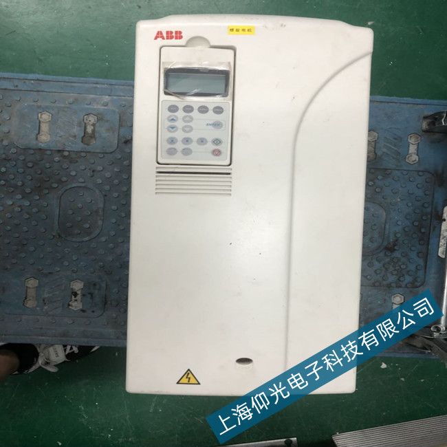 ABB׃�l��ACS550��늿��ƱP�@ʾDC UNDERVOLT(3220)�S��