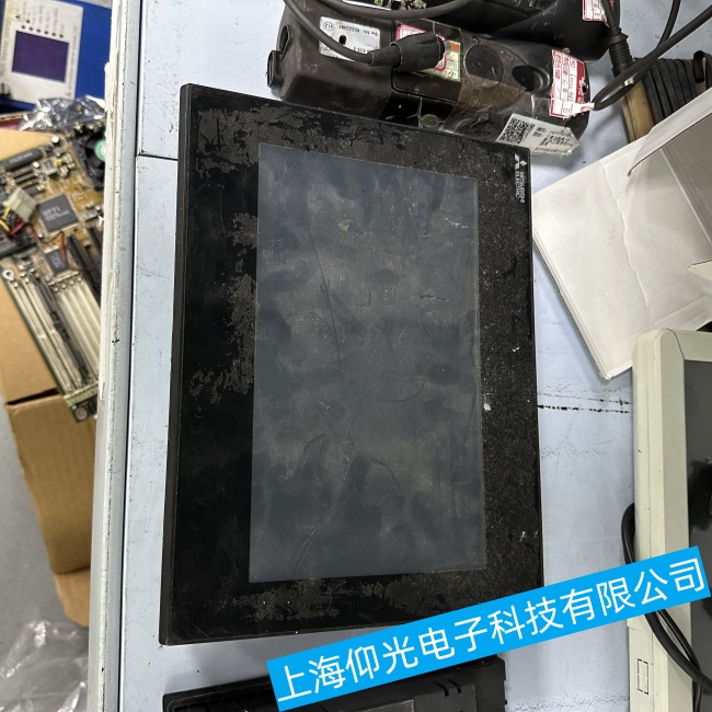 廣州三菱觸摸屏GT27系列卡在開機(jī)界面無(wú)法繼續(xù)啟動(dòng)故障維修哪家靠譜